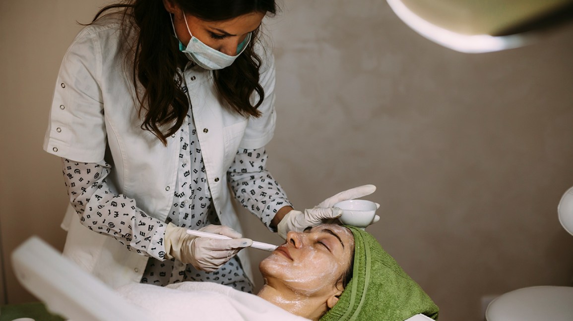 What’s The Difference Between An Aesthetician And A Dermatologist?