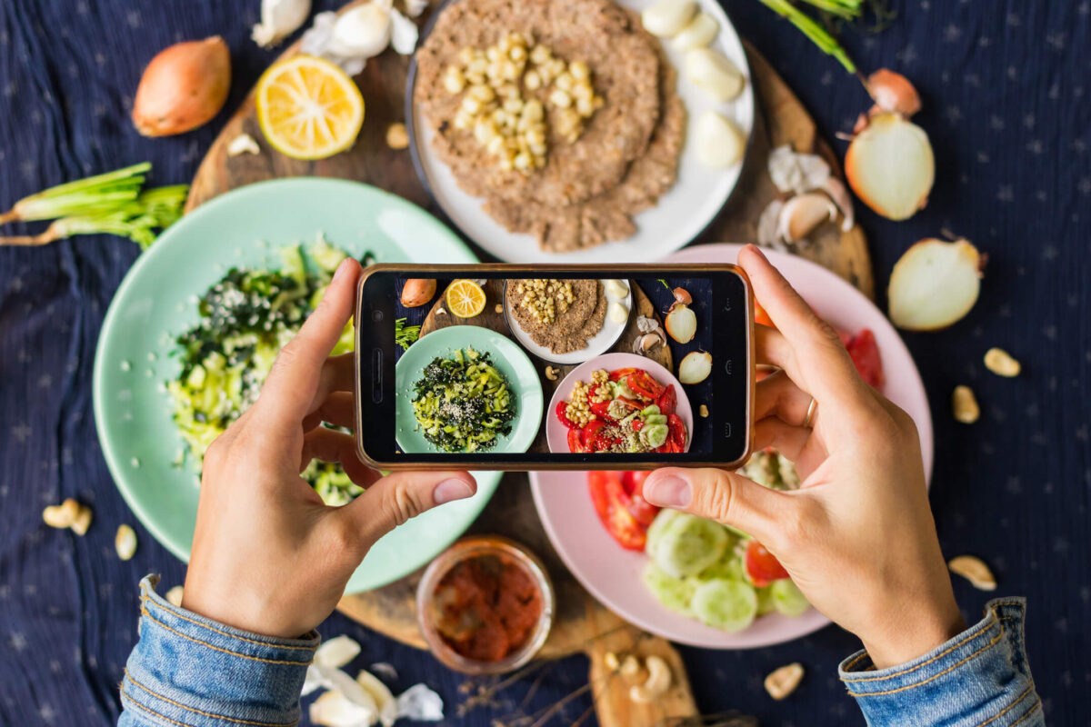 What are the benefits of starting a food blog?