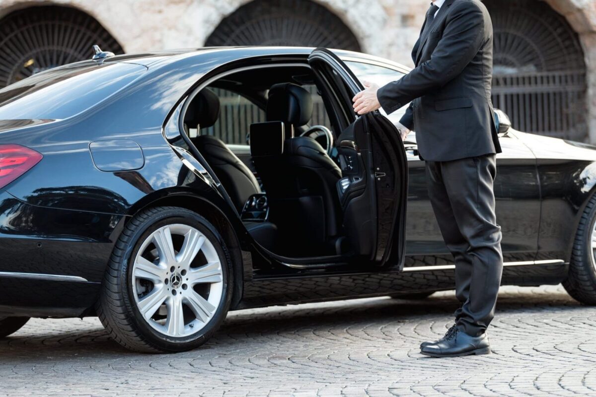 Make Your Next Meeting More Memorable With a Limo Service