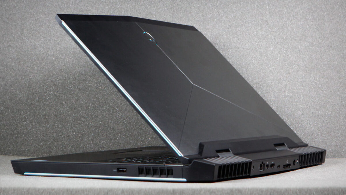 What are the Features of the Dell Alienware 15 R4?
