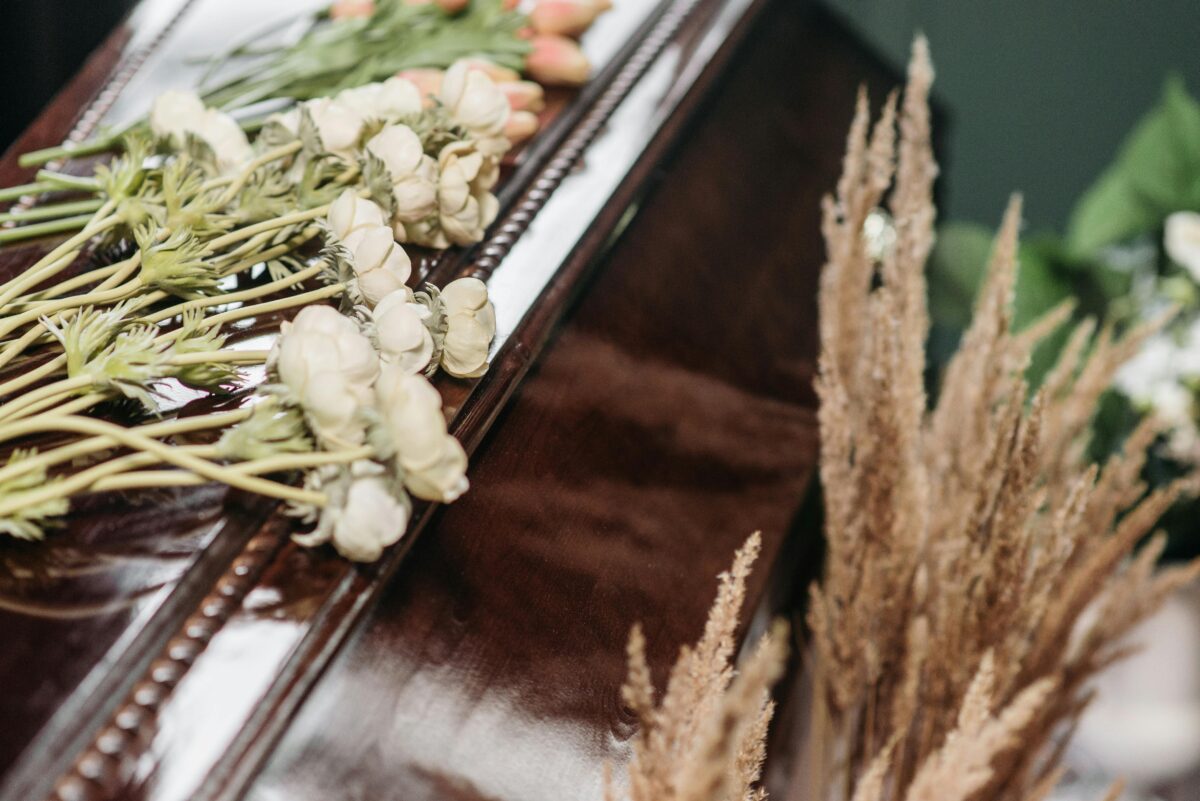 Navigating Funeral Wreath Etiquette: Dos and Don’ts for Sending Condolences