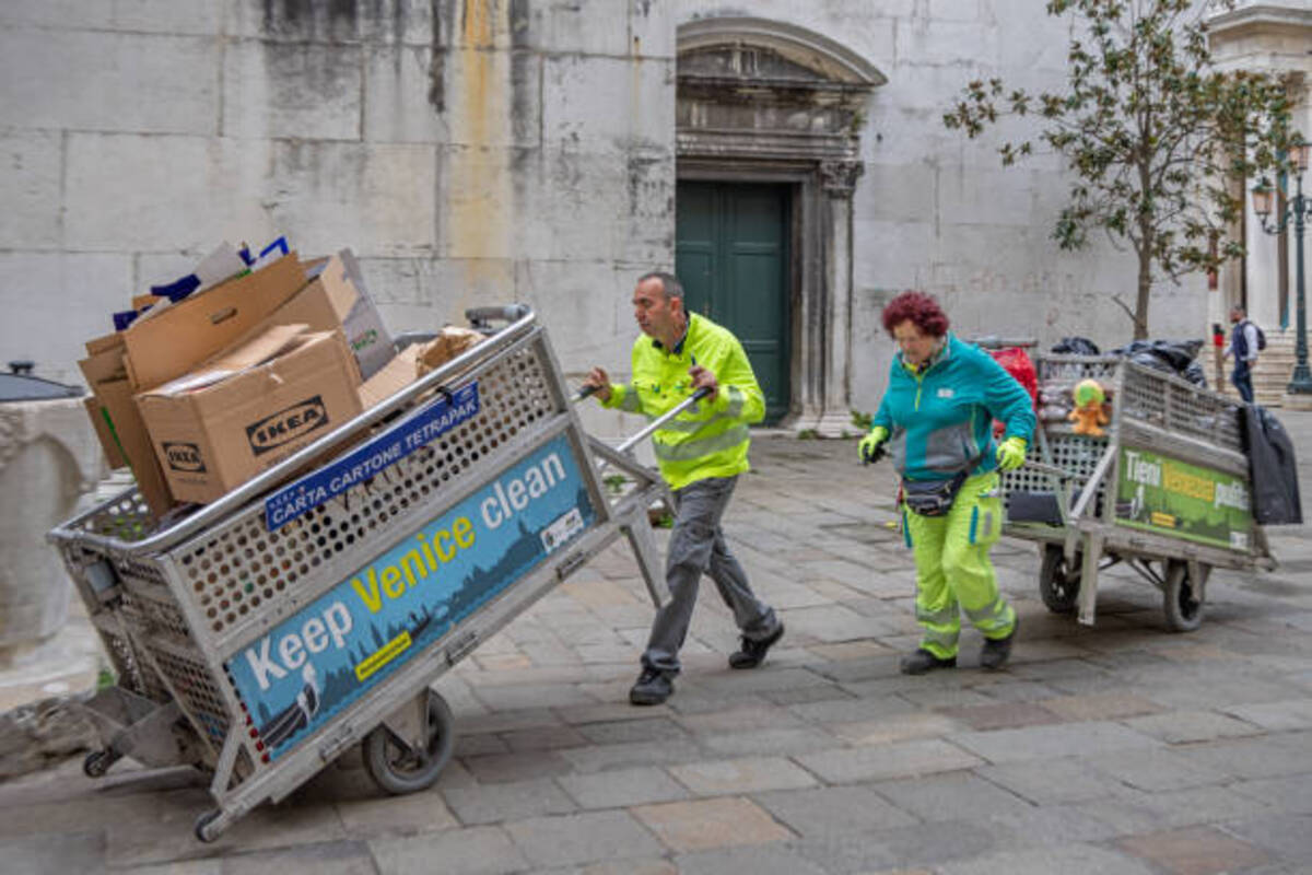 How Can Junk Removal Services Help Declutter Your Home?