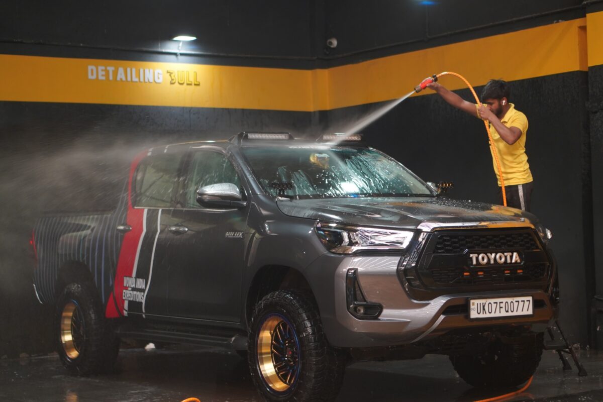 Looking to Give Your Car a Sparkling Makeover in Noida?