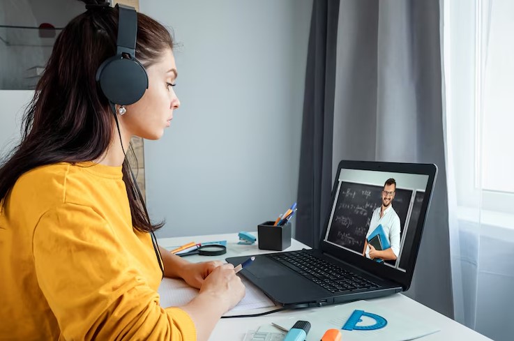 Online Classes vs. Traditional Classes: Which is Best for Your Learning Style?