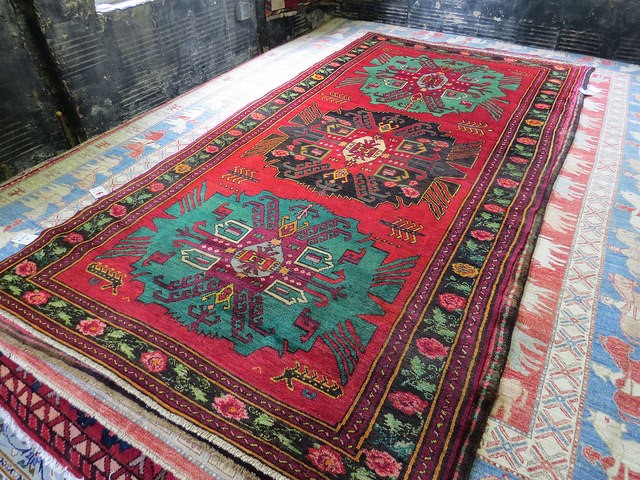 Hand-Knotted Rugs vs. Machine-Made: Why Quality Matters