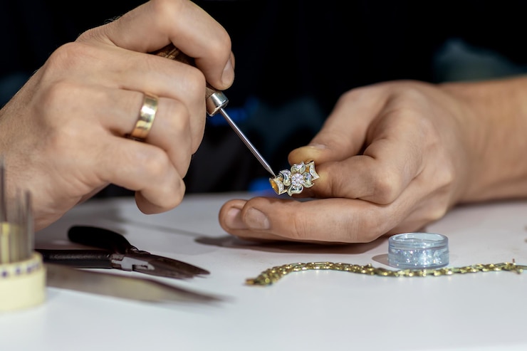 How Are Diamond Jewellery Manufacturers Collaborating with Jewellery Manufacturers UK?