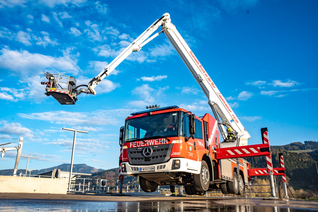 Top Safety Tips When Using a Skylift Rental