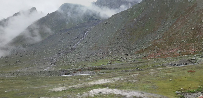 Hampta Pass Seasonal Guide: When Nature Shows Her Best Colors